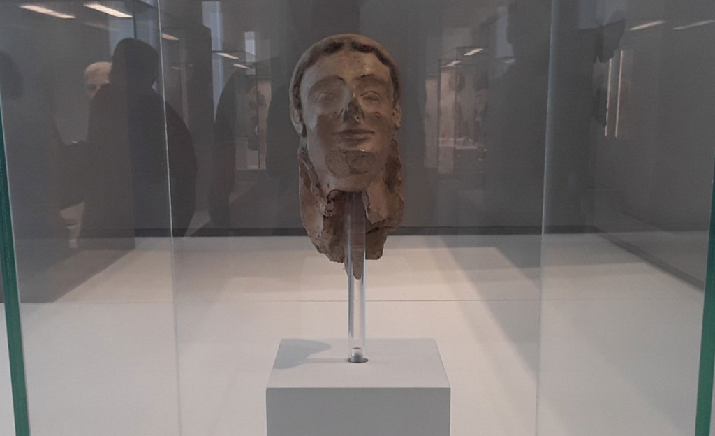 La testa della Sfinge della Passoliera in esposizione al Museo Archeologico dell'antica Kaulon