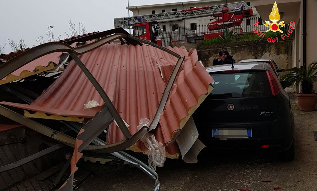 Maltempo: tetto divelto finisce per strada e sulle auto, danni ingenti a Curinga