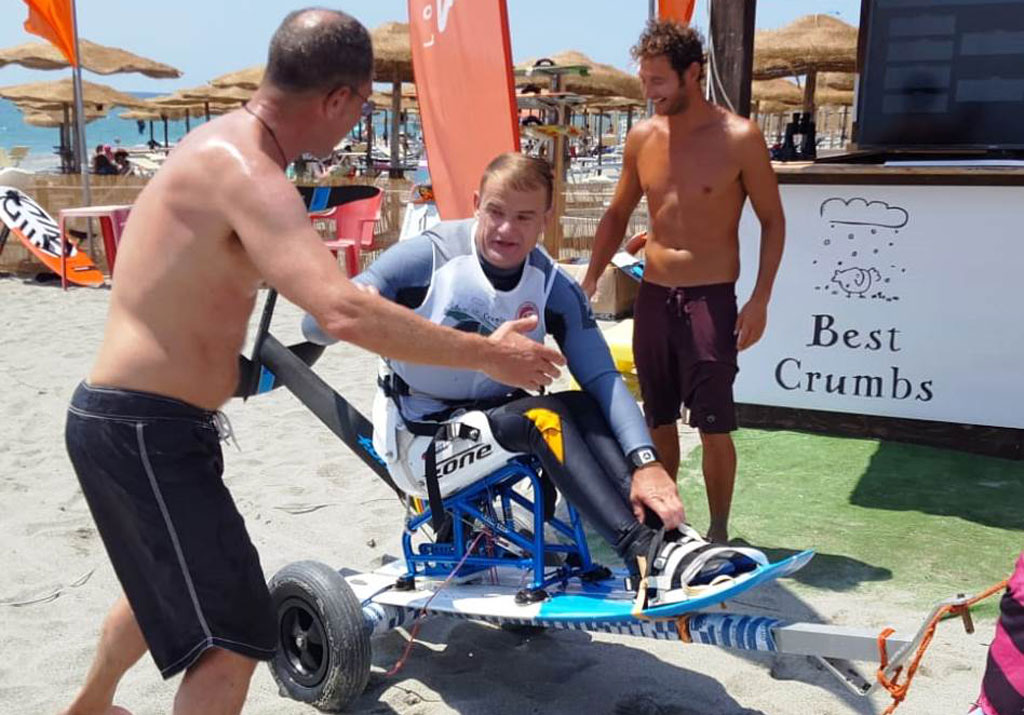 Nel weekend a Gizzeria il Kite diventa… per tutti, in acqua due atleti diversamente abili