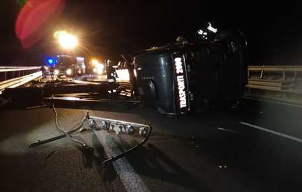 Tir si ribalta sull'A2 a Mileto, ferito conducente 