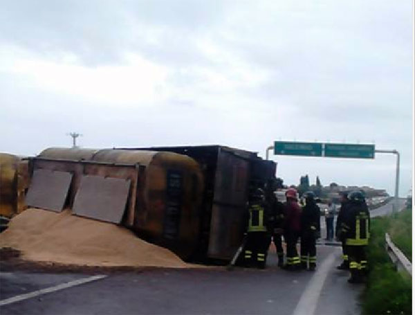 Calabria: Si ribalta tir, interrotto tratto A3 