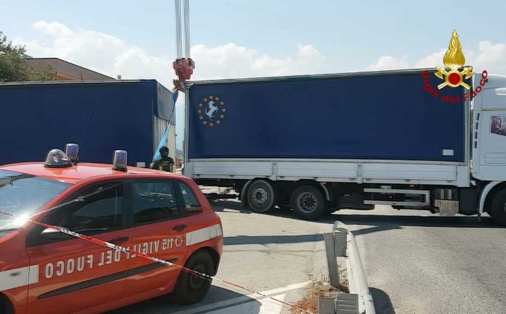 Camion con rimorchio bloccato sulla SS 107 a Rende, disagi alla viabilità