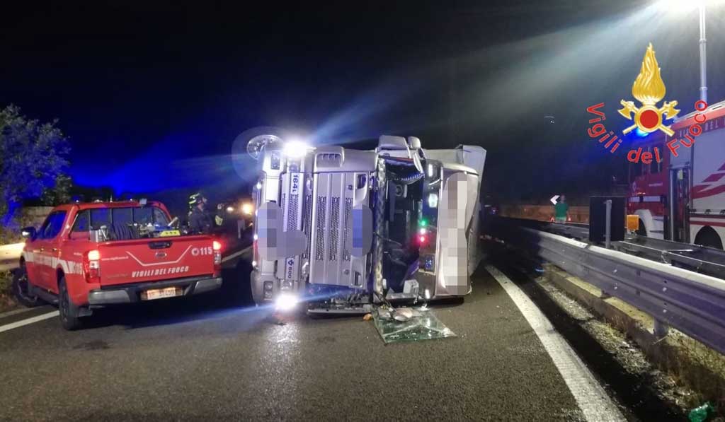 Tir si ribalta sulla SS 280 allo svincolo di Germaneto: morti alcuni bovini