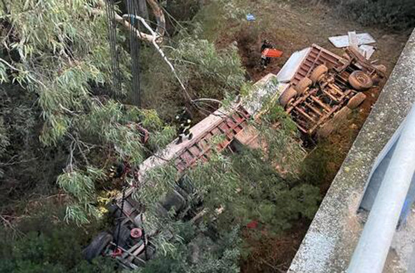 Tir precipita da viadotto a Matera, muore 49enne calabrese