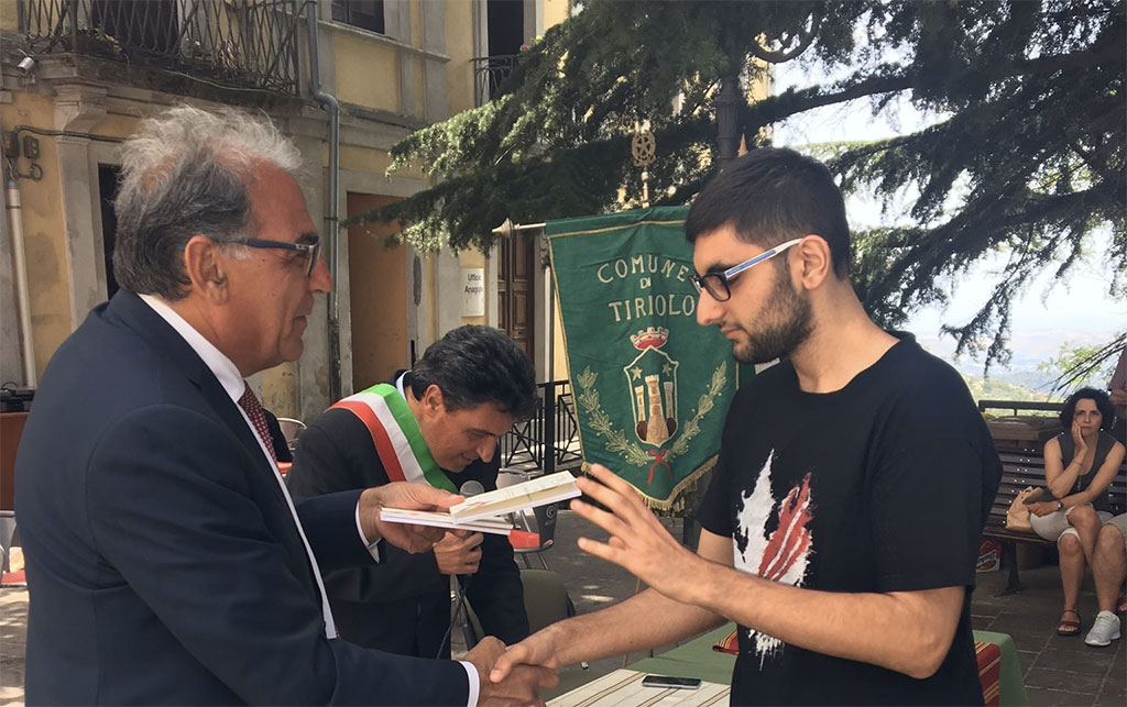 Consegna copia della Costituzione ai 18enni di Tiriolo, Viscomi: "Buona prassi da estendere a tutta la Calabria"