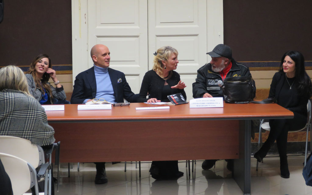 Lamezia: presentato libro di Tiziana Oddo, la sua vita da ex tossicodipendente a poetessa