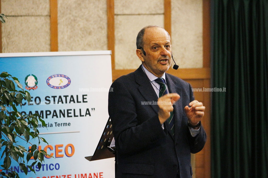 Lamezia: “La nascita imperfetta delle cose” del fisico Cern Tonelli al liceo Campanella