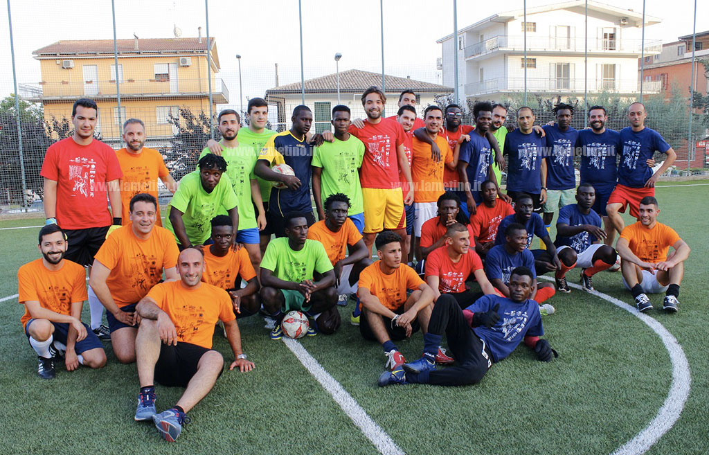 Lamezia, "Dalla stessa parte, con maglie diverse": ospiti Sprar, Aiga e giovani commercialisti insieme per un calcio solidale