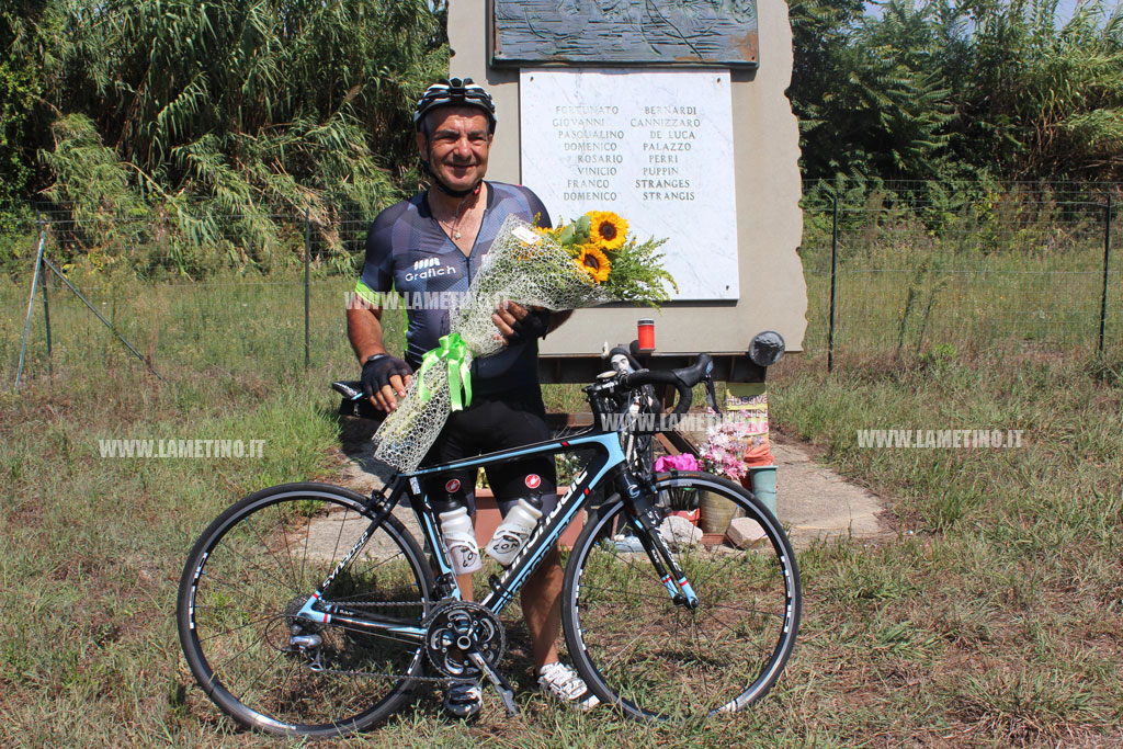 Lamezia, davanti stele 8 ciclisti si chiude tour in bicicletta di Giuseppe Iacovelli per sensibilizzazione su donazioni organi