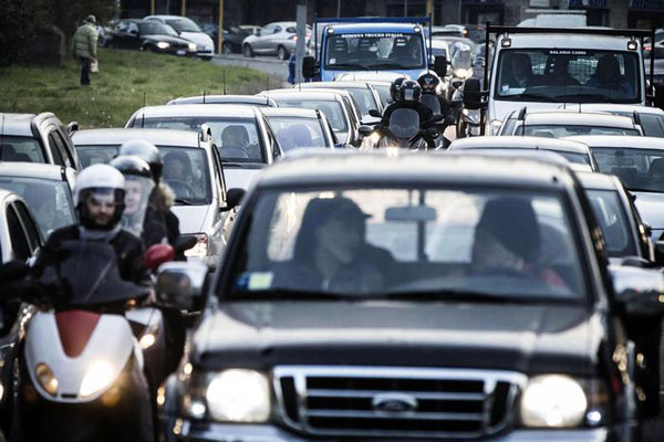 Auto, cala dello 0,5% tasso motorizzazione a Catanzaro 