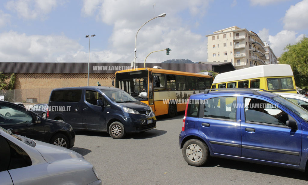 Lamezia, parcheggi selvaggi e traffico in tilt all’uscita delle scuole