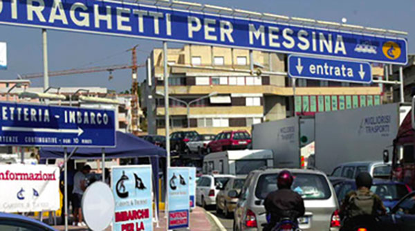 Esodo, tre ore di attesa agli imbarchi di Villa San Giovanni 