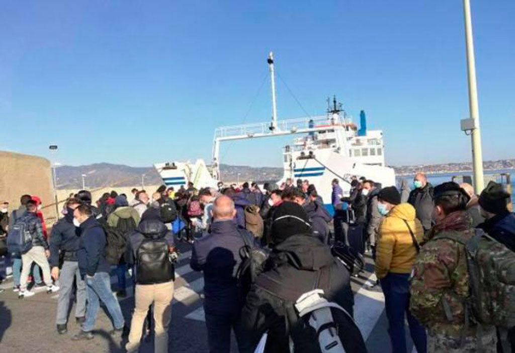 Solo un traghetto sullo Stretto, centinaia bloccati in Calabria: la denuncia del sindaco di Messina