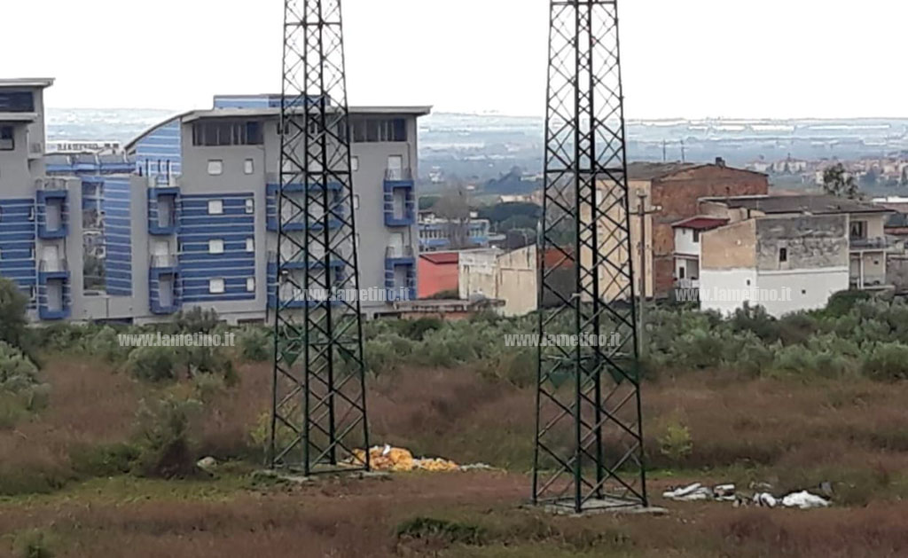 Lamezia, i residenti della zona stadio D'Ippolito: "No all'abbandono dei rifiuti vicino ai tralicci"