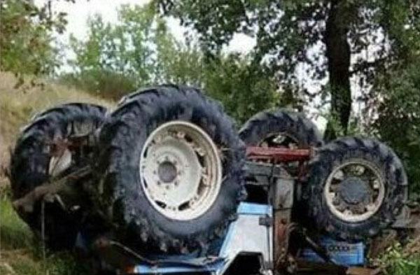 Si ribalta trattore con cui stava lavorando, muore 87enne nel Cosentino
