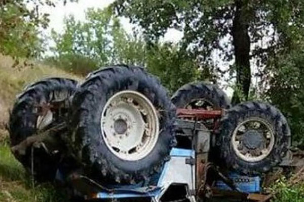 Si ribalta trattore, morto agricoltore nel Cosentino 