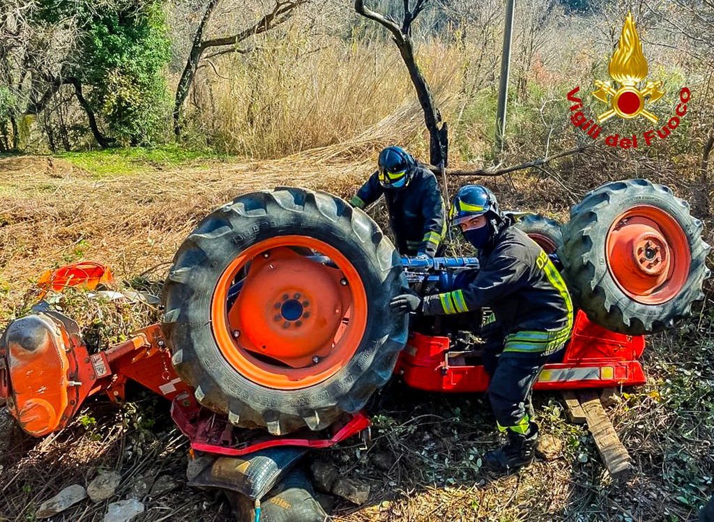 Trattore si ribalta ad Aiello Calabro, conducente tratto in salvo