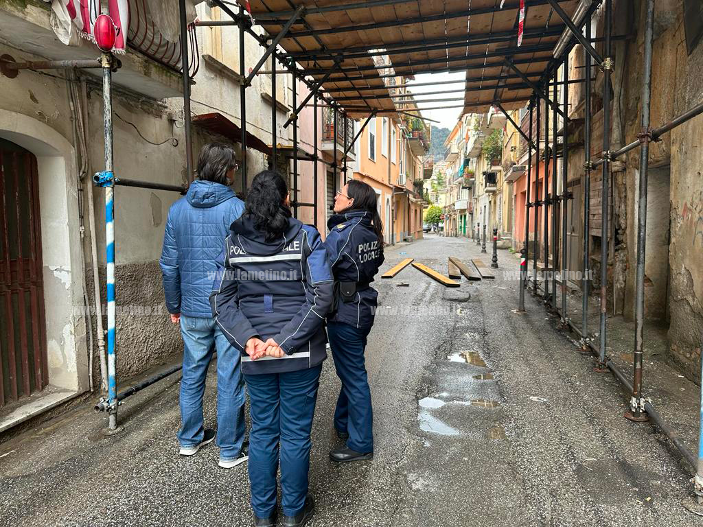 Lamezia, camion impatta su impalcatura: momenti di panico in via Crocifisso