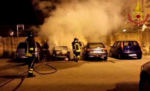 Calabria: Tre auto ed un autocarro in fiamme a Crotone