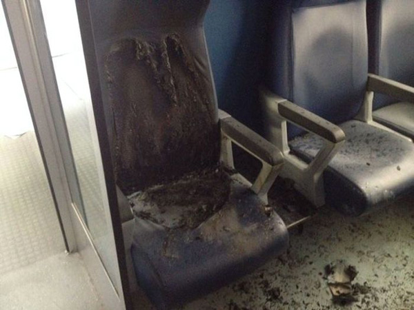 Danneggiato scompartimento treno in stazione Melito Porto Salvo