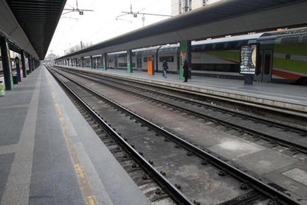Reggio Calabria: lancia sassi contro treno, 2 feriti