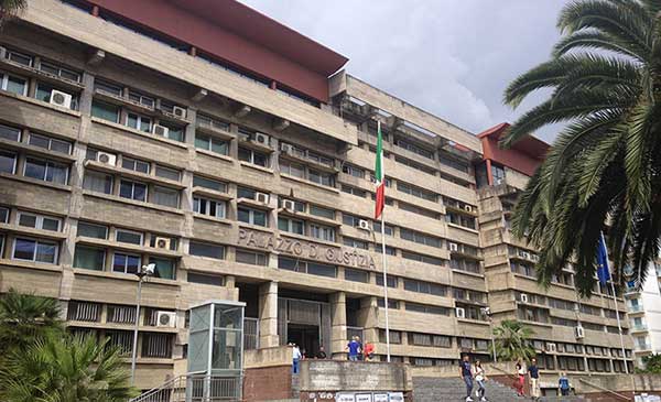 Anziano ucciso a coltellate a Cosenza, donna al Gip: "Mi sono difesa"