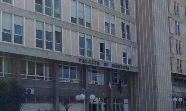Promette esito positivo in contenzioso legale in cambio di soldi, arrestato medico consulente del Tribunale di Crotone