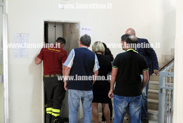 Lamezia: Dipendente tribunale rimane bloccato mezz'ora in ascensore, liberato da vigili del fuoco