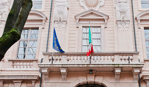 Pretendeva prestazioni sessuali gratis da trans, carabiniere calabrese condannato a 4 anni