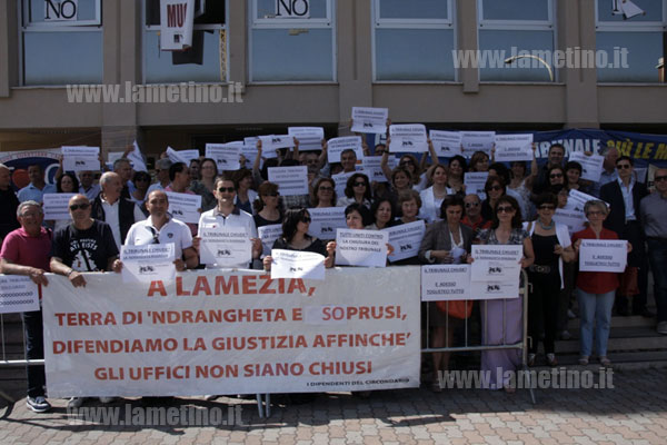 Lamezia: Dipendenti tribunale e procura protestano contro chiusura. Questa sera manifestazione