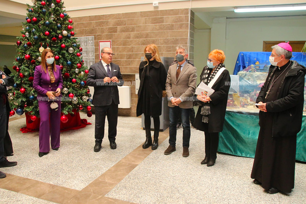 Lamezia, ‘Natale nel Deserto del Covid’: inaugurato in Tribunale il presepe realizzato dai pazienti del Centro Salute Mentale