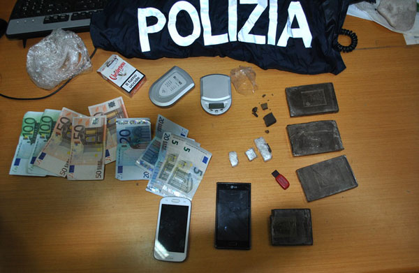 Calabria: Trovato hashish nascosto nel cuscino, due arresti