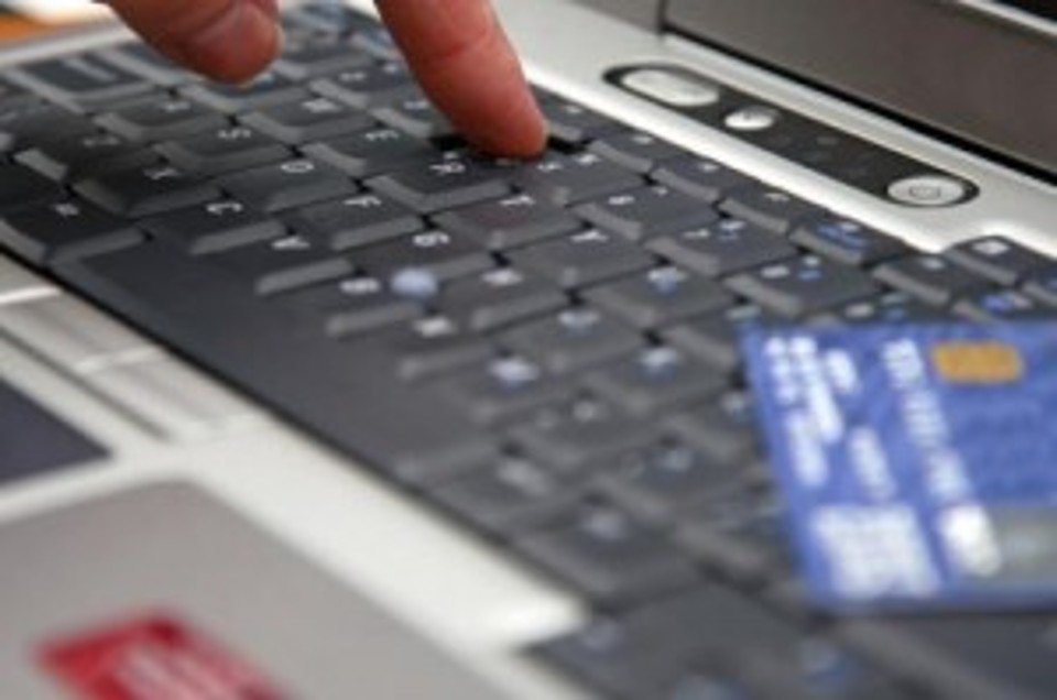 False inserzioni sul web per ricariche postepay, la truffa partiva da Crotone: 2 denunce 