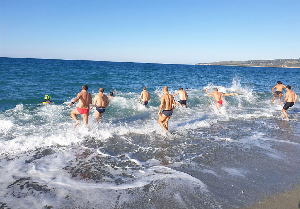 Lamezia, si rinnova il tradizionale tuffo di Capodanno per le associazioni sportive di atletica - VIDEO