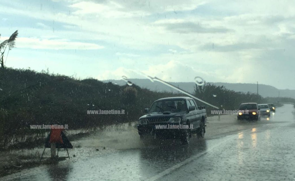 Maltempo: superata soglia critica di pioggia in alcuni comuni, domani allerta "Gialla" in Calabria