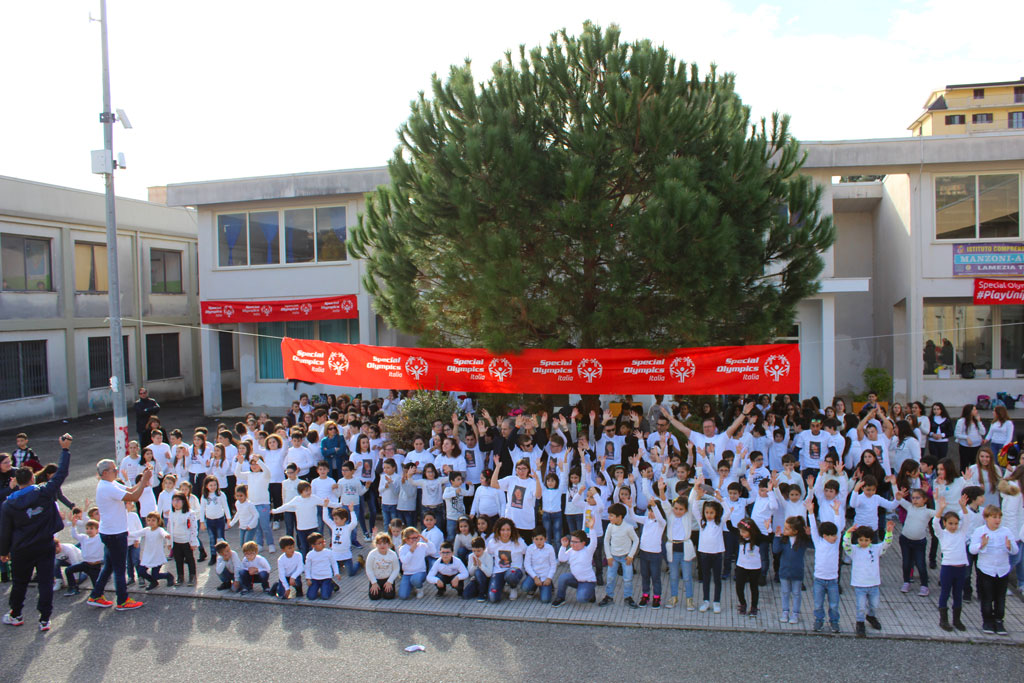 Lamezia, giornata mondiale della disabilità: flash mob #MiFaVolare fa tappa in città