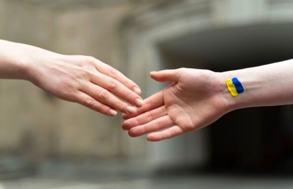 ucraina-bandiera-mano_fa175.jpg