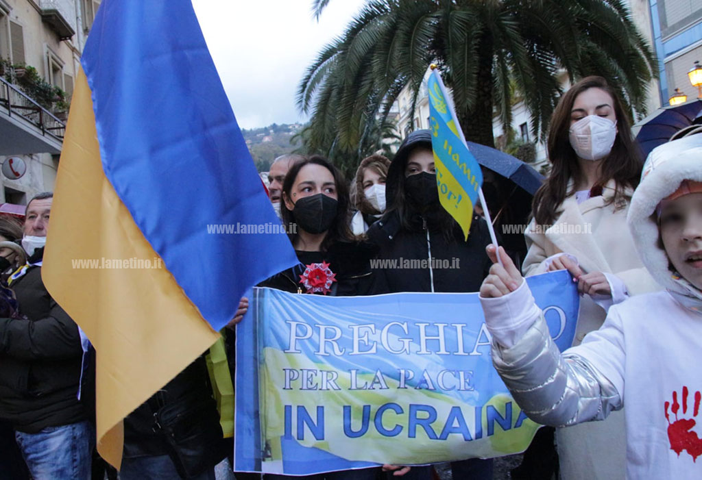 Lamezia in piazza per il popolo ucraino: "Nessuno ha diritto a minare la libertà dei popoli" - VIDEO