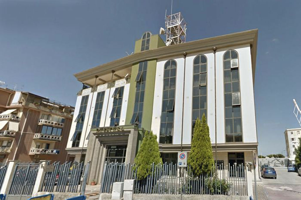 Si scaglia contro personale ufficio immigrazione e lancia oggetti a Polizia, arrestato a Vibo