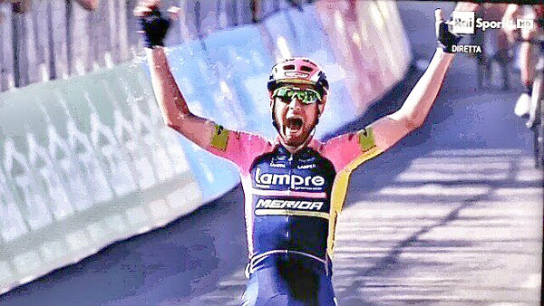 Giro d’Italia, Diego Ulissi vince la quarta tappa