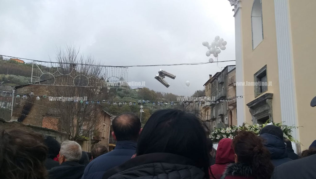 L'ultimo saluto di Conflenti a Mattia, il giovane morto in un incidente sull'A2