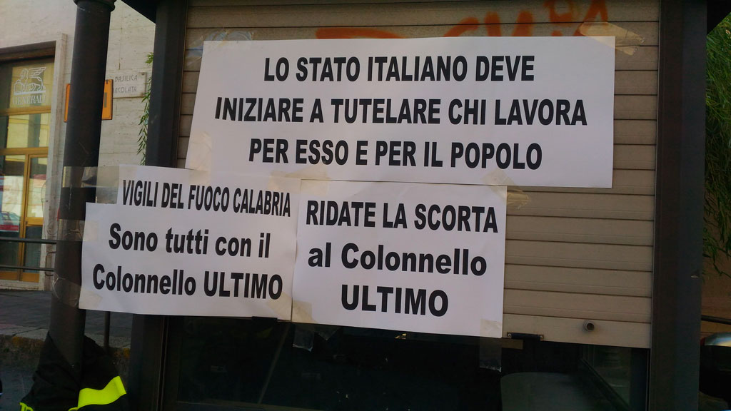Sit in Usb vigili del fuoco Catanzaro: "Ridate la scorta al Colonnello Ultimo"