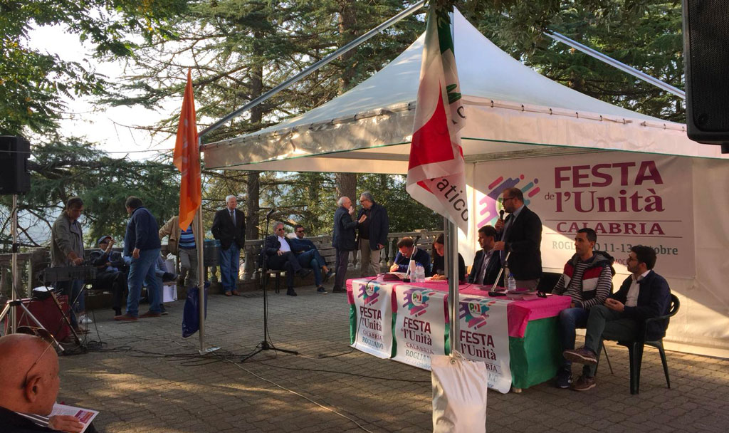 Acclamazione dei segretari di circolo della Calabria per Oliverio Presidente