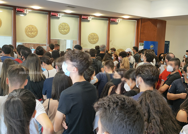 Calca nella segreteria di Medicina all'università di Catanzaro, disagi per gli studenti