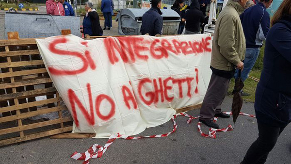 Migranti  in albergo, protesta cittadini a Mandatoriccio. Sindaco: "Sì accoglienza ma no a scelte dall'alto"