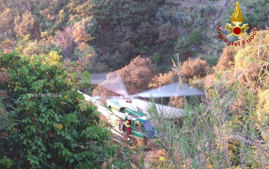Cade in un dirupo a Bagnara Calabra, recuperato con elicottero Vigili del Fuoco