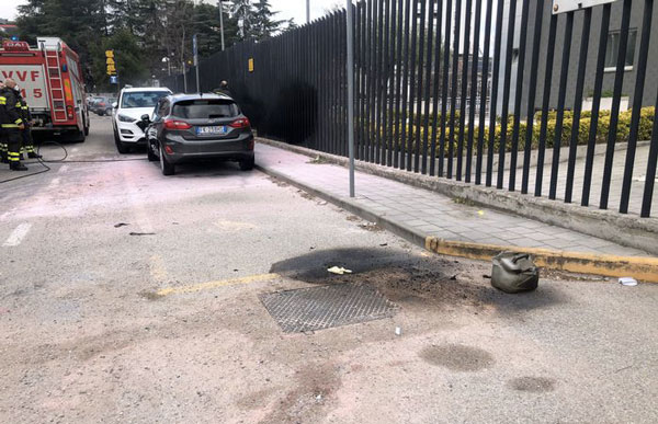 Si dà fuoco davanti caserma Carabinieri a Rende, è un docente 33enne cosentino
