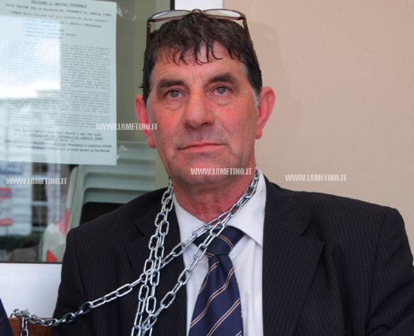 uomo_incatenato_tribunale