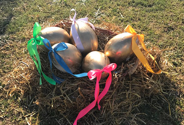 Lamezia, cesti pieni di uova colorate nelle rotatorie cittadine per celebrare le festività pasquali