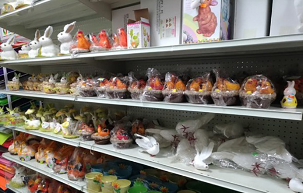 Guardia di finanza sequestra 100mila uova di Pasqua decorative non a norma a Cosenza